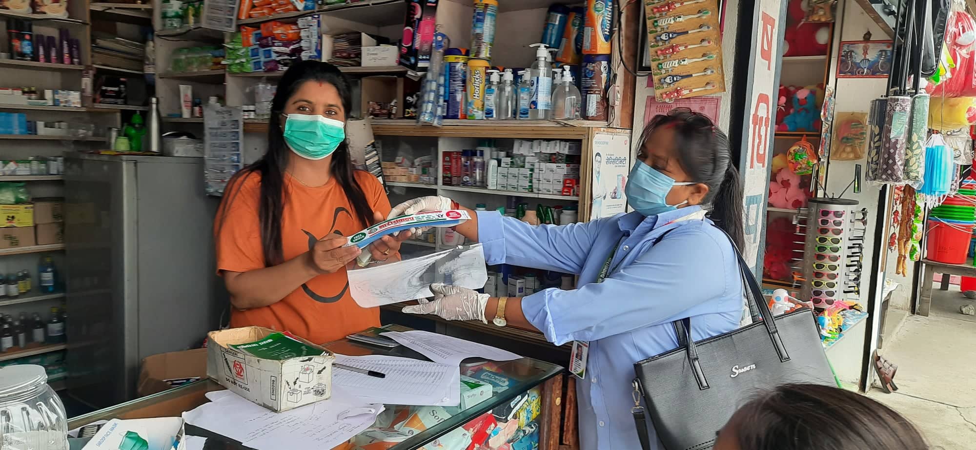 सदस्य सुरक्षाका लागि नारी संकल्पद्वारा फेस सिल्ड वितरण