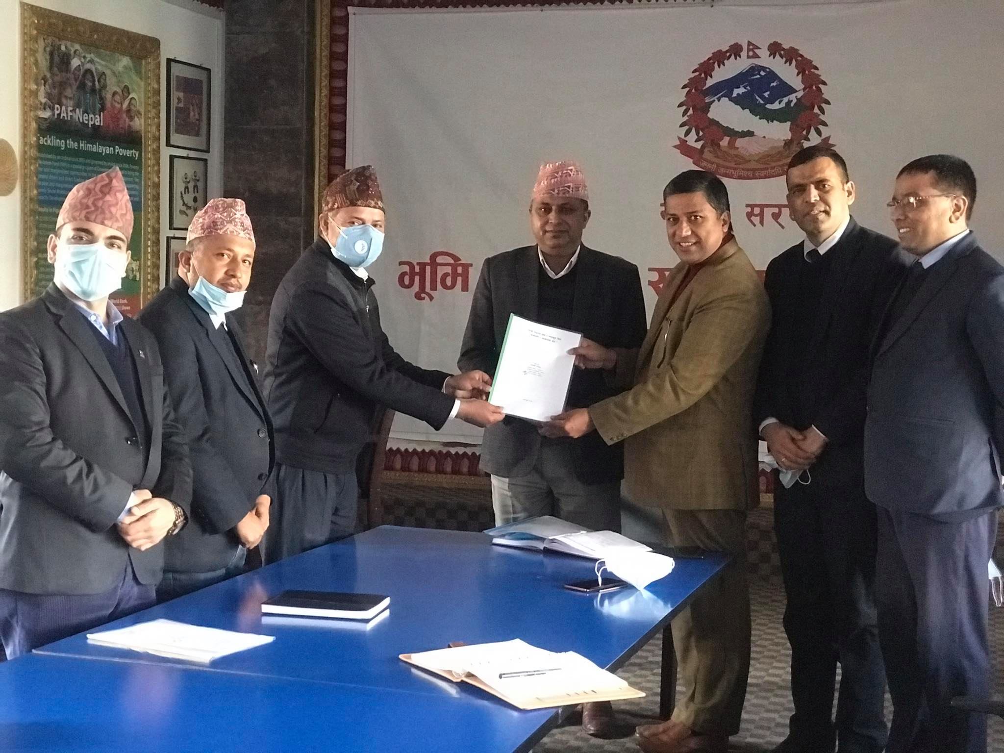 ३२ हजार सामुदायिक संस्था सहकारीमा रुपान्तरण: अध्ययन प्रतिवेदन हस्तान्तरण 