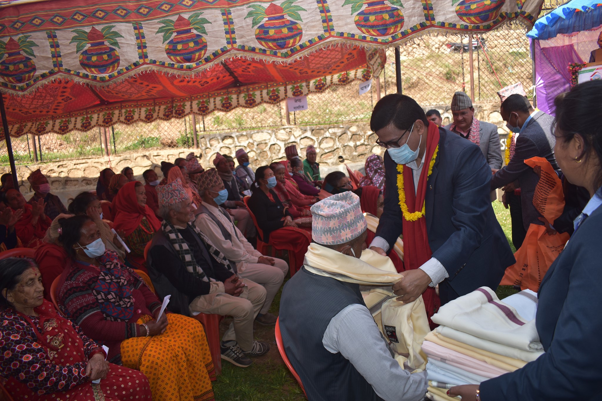 आठौं एकीकरण उत्सवमा ज्योति मिर्मिरे सामुहिक साकोसको जेष्ठ सदस्य सम्मान