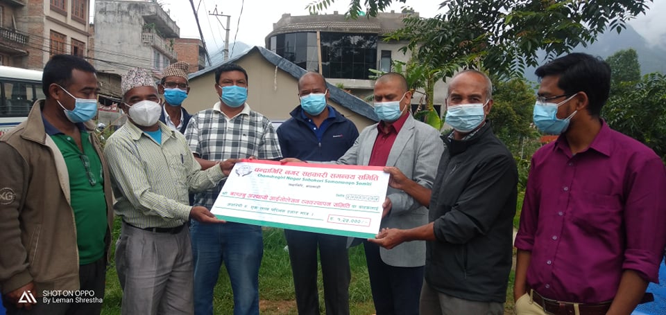 कोभिड आइसोलेसन सेन्टरका लागि चन्द्रागिरी नगर सहकारी समन्वय समितिको आर्थिक सहयोग