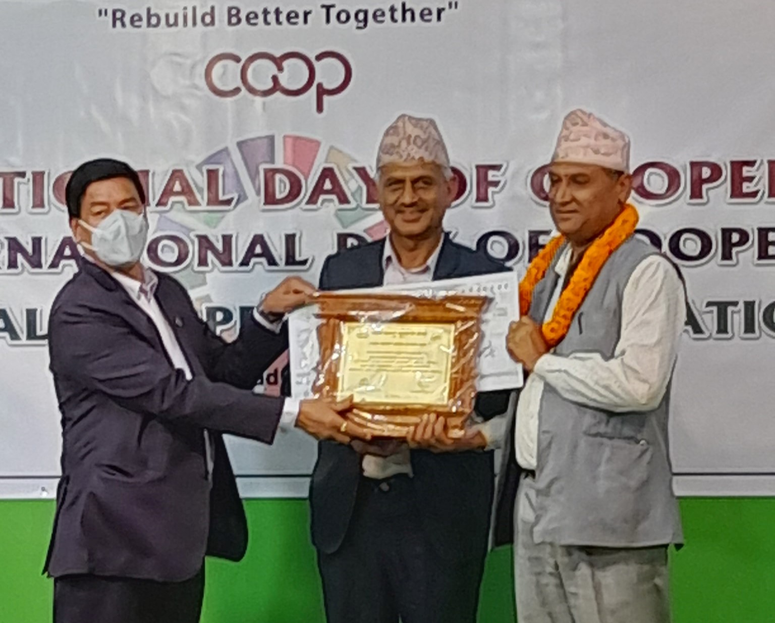 लुम्बिनी प्रदेशको ‘उत्कष्ट सहकारी व्यवसाय पुरस्कार’ हाम्रो मध्यवर्ती राधाकृष्ण साकोसलाई; पुरस्कारको गरिमा बढाउने काम गर्छौः अध्यक्ष न्यौपाने