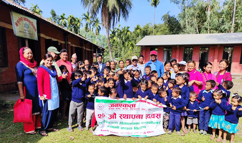 जनएकता साकोसद्वारा ४ सय विद्यार्थीलाई न्यानो कपडा वितरण 