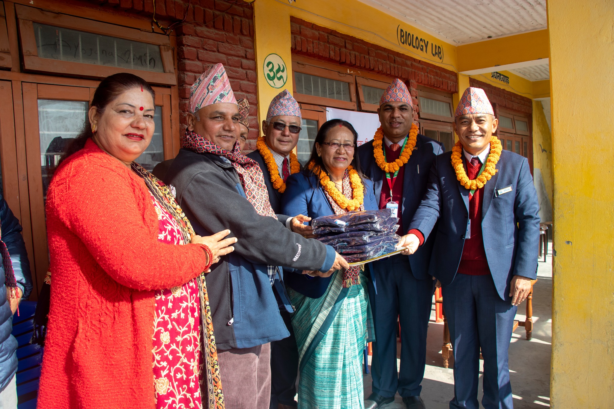 पोखरा रोयल साकोसद्वारा १ सय ५२ विद्यार्थीलाई न्यानो पोसाक वितरण 
