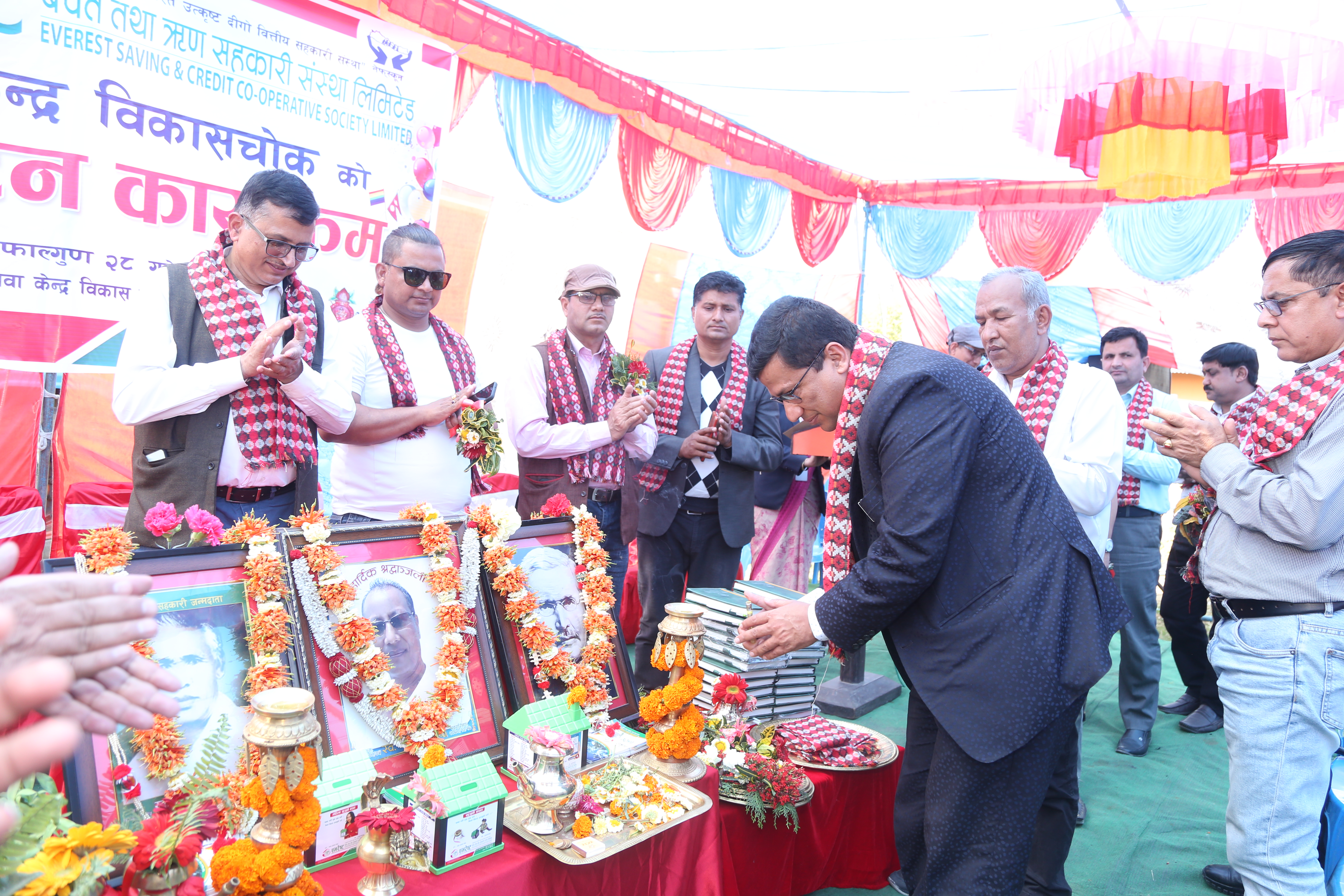 चितवनको विकासचोकमा एभरेष्ट साकोसको सेवा केन्द्र उद्घाटन