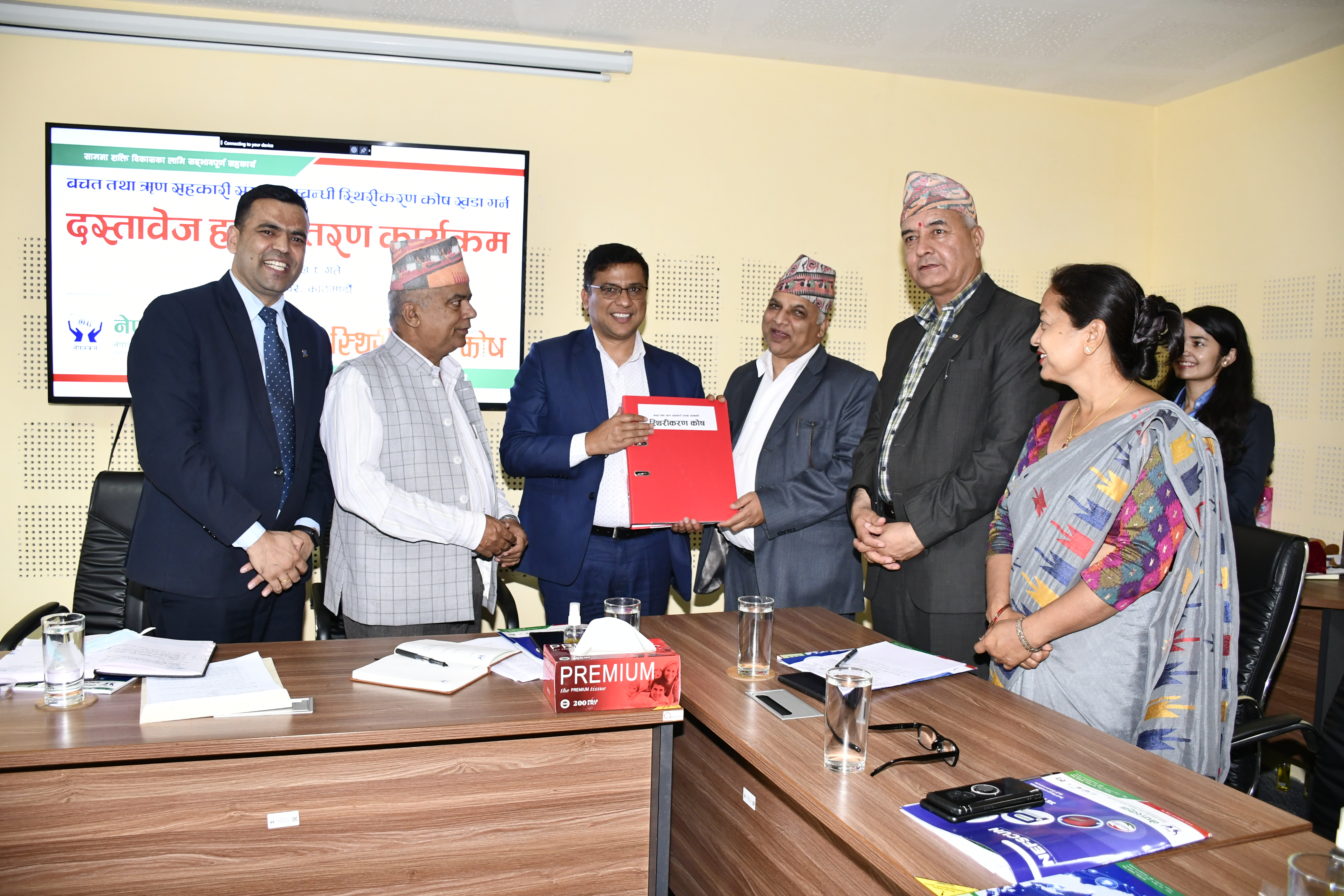 स्थिरीकरण कोष खडा गर्न नेफ्स्कूनद्वारा रजिष्ट्रारलाई दस्तावेज हस्तान्तरण