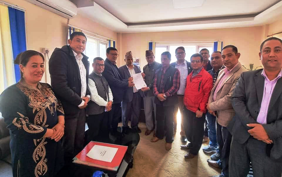 तरलता संकट समाधानका लागि ललितपुरका सहकारीकर्मीहरुद्वारा रजिष्ट्रारलाई ध्यानाकर्षण पत्र