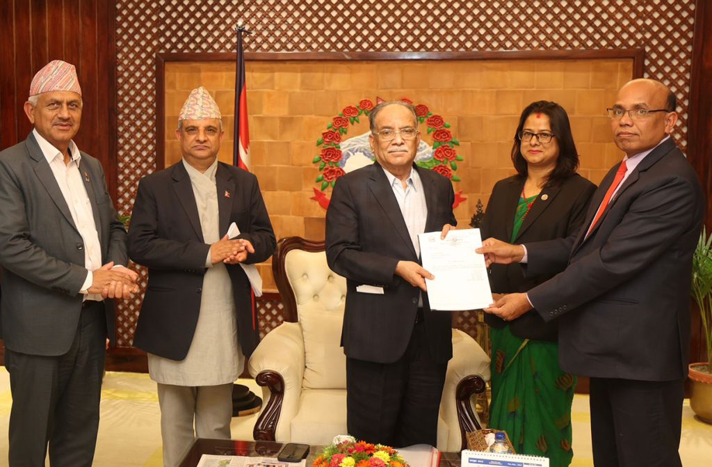 सहकारी क्षेत्र सुधार सुझाव कार्यदलले प्रधानमन्त्री समक्ष बुझायो २७ बुँदे सुझाव सहितको प्रारम्भिक प्रतिवेदन 