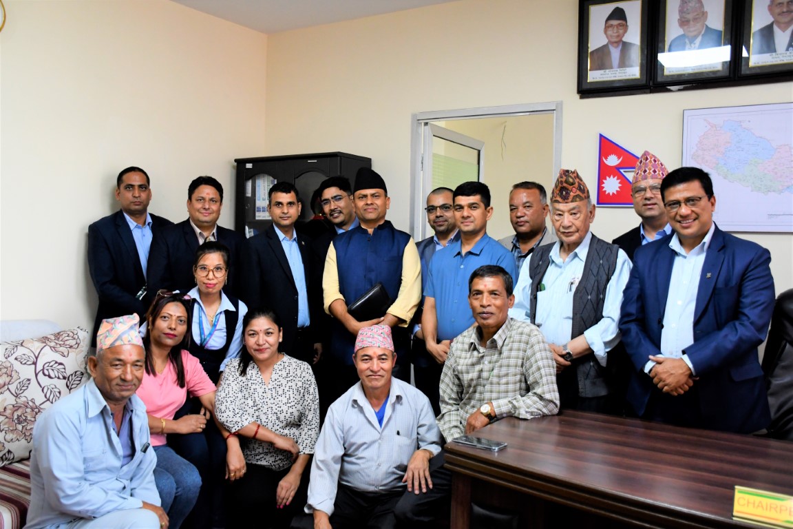 नेफ्स्कूनका अध्यक्ष र पूर्व अध्यक्ष प्रधानाङ्गबिच शुभकामना आदानप्रदान 