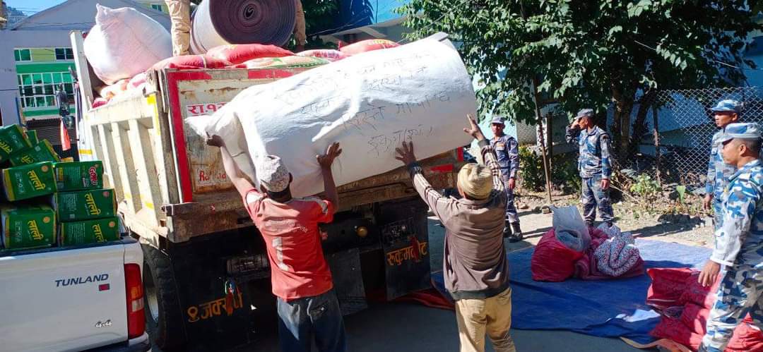 रुक्मेणी साकोसद्वारा भूकम्प पीडितका लागि सहयोग