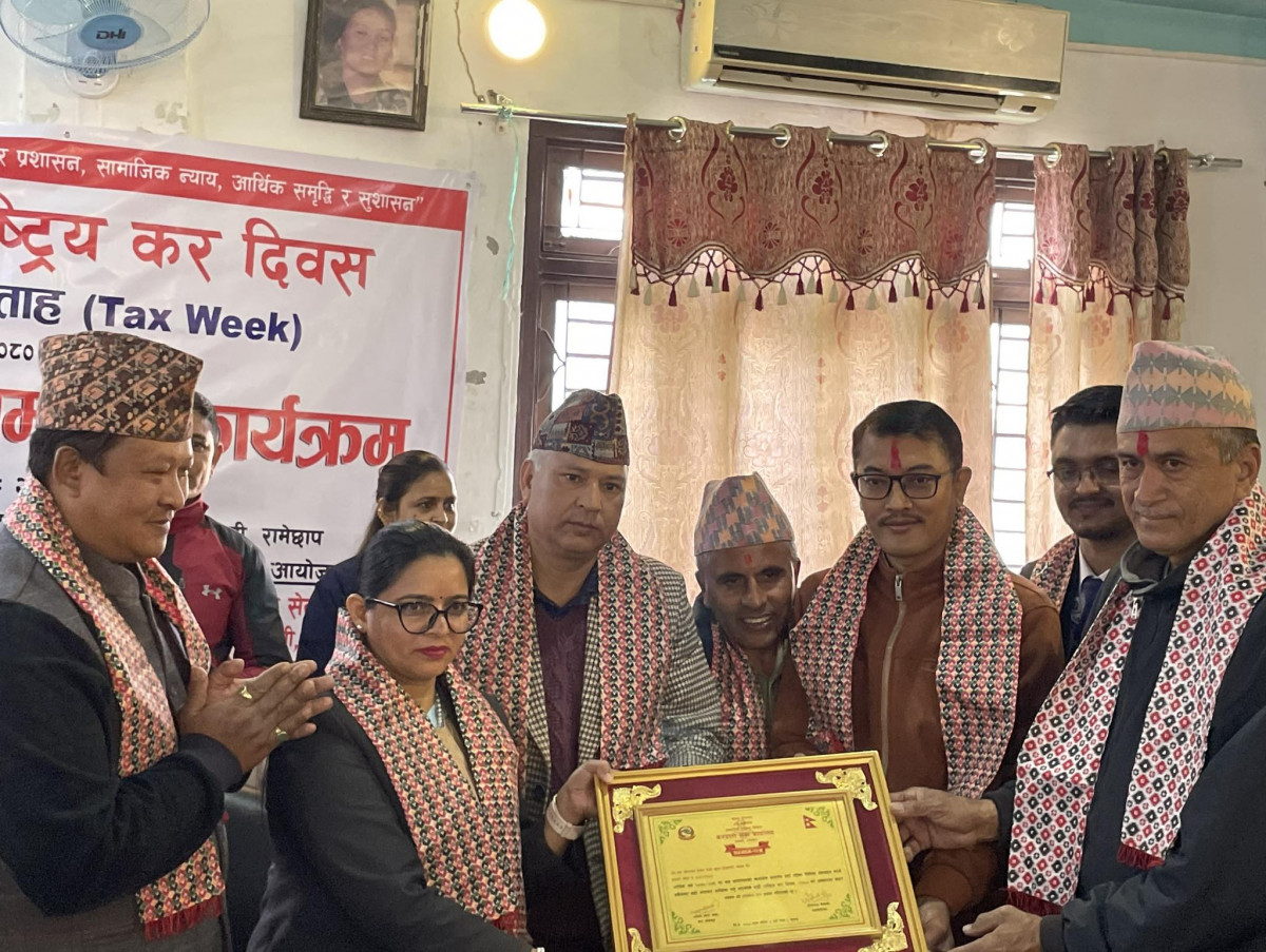कर दिवस २०८० मा मन्थलीको नवजागरण साकोस सम्मानित