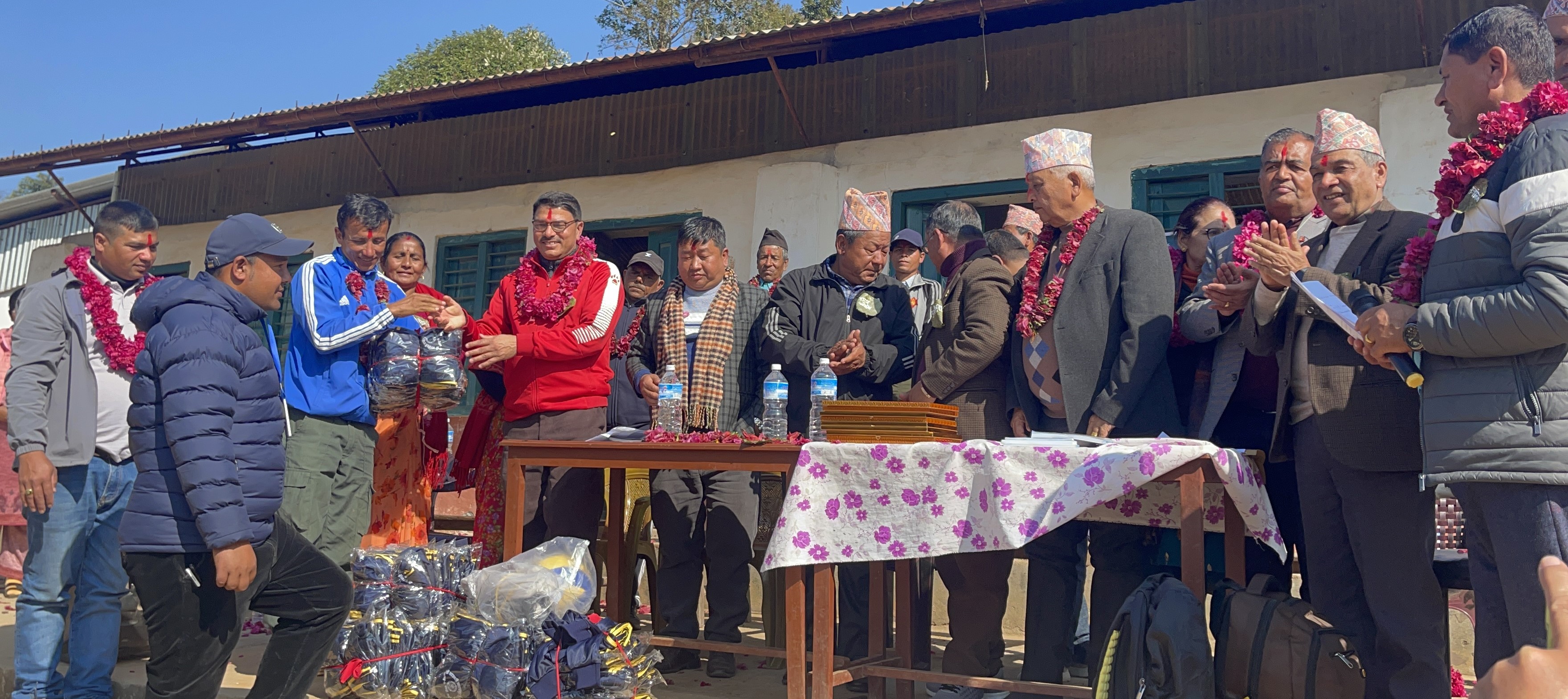 पोखराको मातृभूमि साकोसद्वारा विद्यार्थीलाई पोशाक तथा खेलकूद सामाग्री सहयोग 