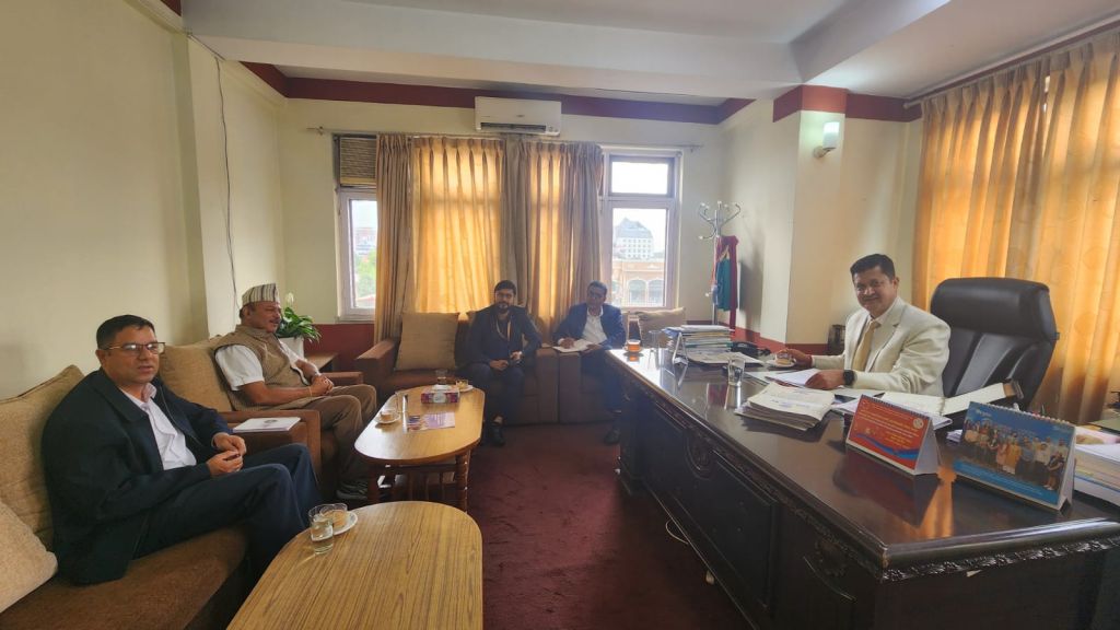 राष्ट्र बैंकद्वारा जारी निर्देशन सम्बन्धमा मन्त्री र प्राधिकरणका सदस्यसँग नेफ्स्कूनको छुट्टाछुट्टैै भेट 