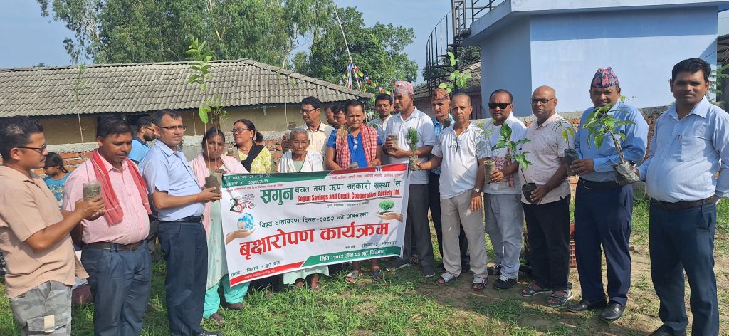 विश्व वातावरण दिवसका अवसरमा सगुन साकोसद्वारा विद्यालयमा डस्टविन वितरण साथै वृक्षारोपण