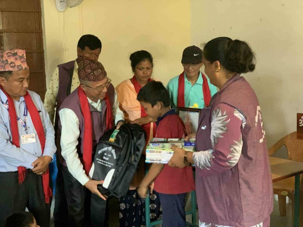सहकारी अध्यक्षको स्मृति दिवसमा शैक्षिक सामाग्री वितरण